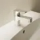 Chromfarbene Ideal Standard Armatur mit einem Hebel und einem schmalen Auslauf, montiert auf einem Waschbecken. Die Armatur ist für den Einsatz in Badezimmern konzipiert.